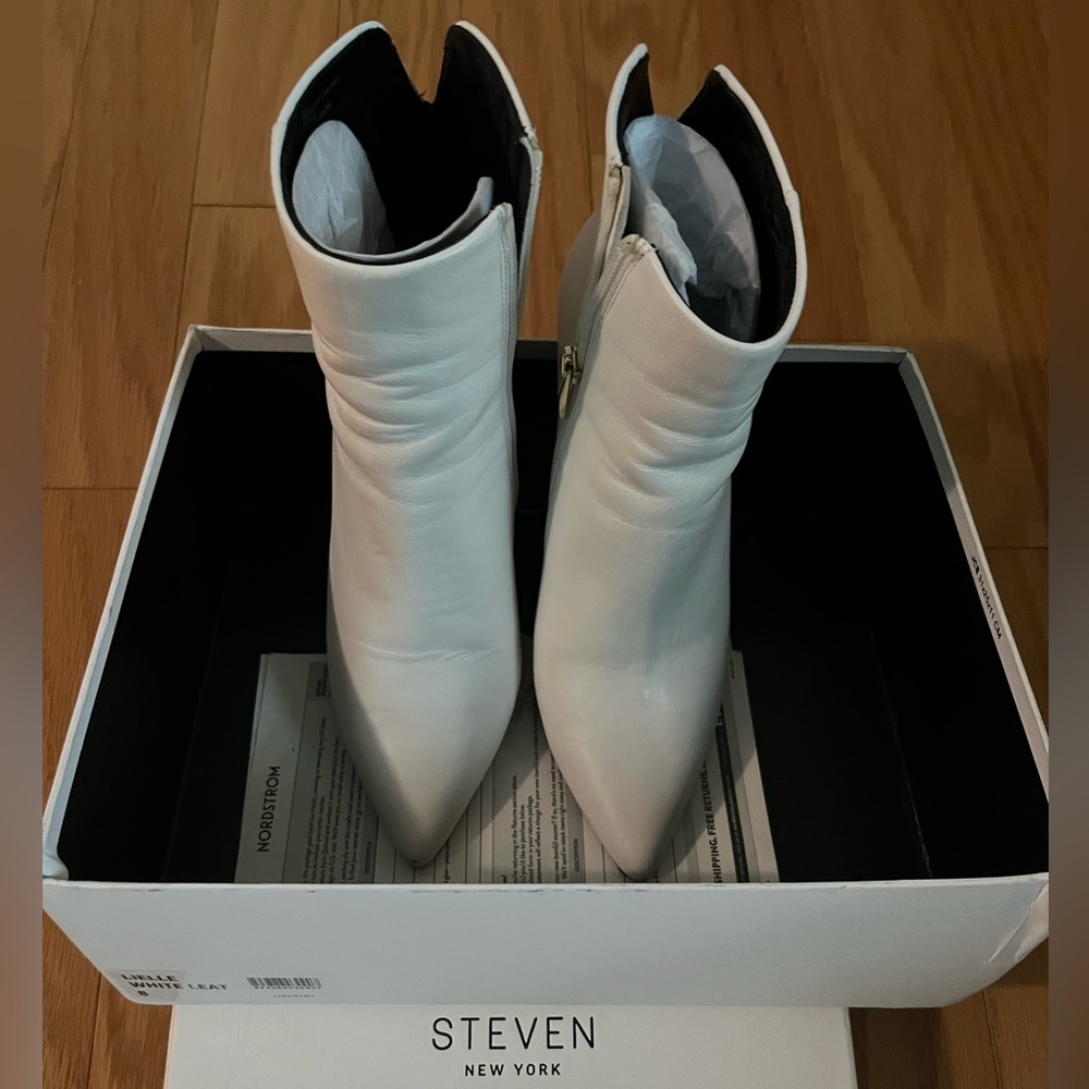 Elegant white leather boots